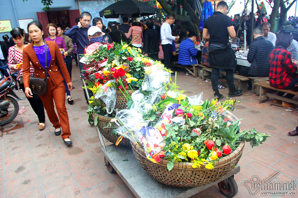 Vàng mã đốt nghi ngút, tiền lẻ rải kín phủ Tây Hồ rằm tháng Giêng